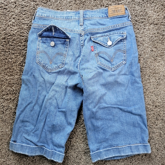 Levi 515 Denim Long Shorts Blue Jeans Woman's Size 4 Cuffed - Picture 4 of 6